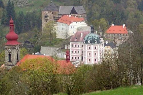 Foto: Bečov láká turisty květinami a vyvěšenými vlajkami