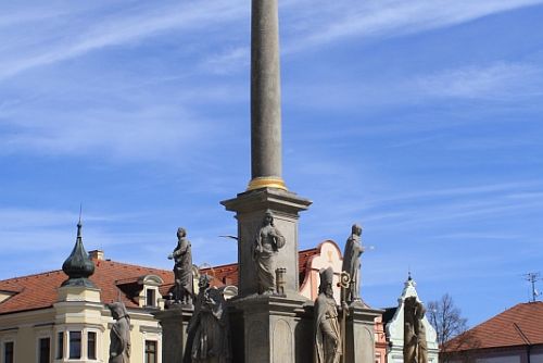 Foto: Stříbrský Mariánský sloup v havarijním stavu zachráněn, teď chce cenu