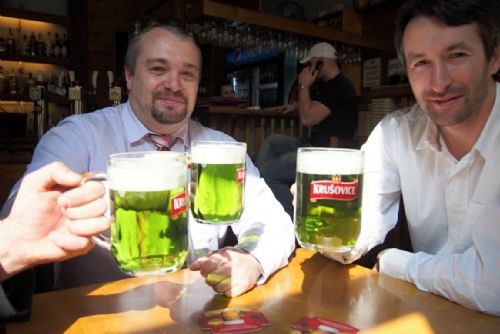 Foto: Svatý Patrik do Plzně přivezl zelené pivo a jídlo