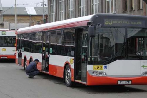 Foto: Na Slovanech boural autobus MHD s autem, miminko vyšetřili v nemocnici