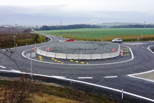 Foto: U Letkova je bezpečněji. Nový kruhový objezd je otevřený