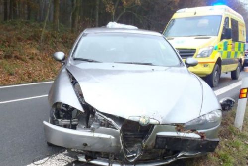 Foto: U Libkova bouralo auto, hasiči řídili provoz