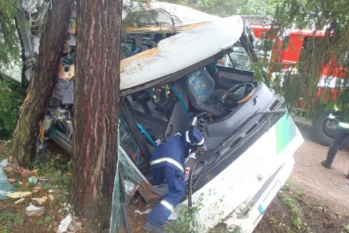 Foto: U Mladotic boural linkový autobus, pro řidiče letěl vrtulník 