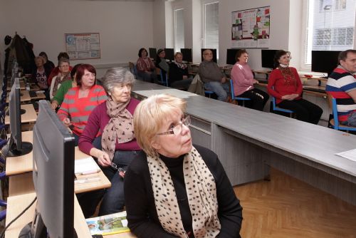 Foto: Už šest let se senioři v centru Plzně učí na počítačích