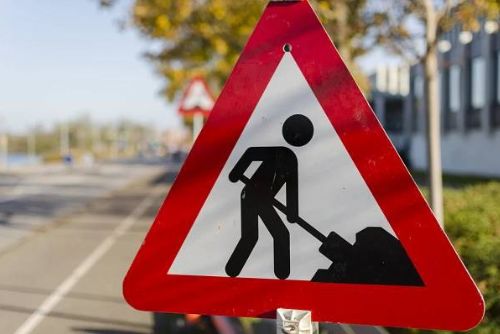 Foto: Rekonstrukce silnice v Horšovském Týně se protáhne