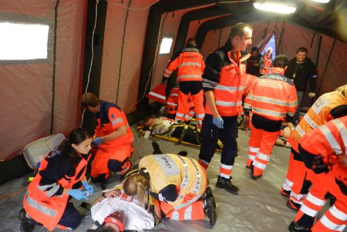 Foto: V Dobřanech probíhalo taktické cvičení, policisté ve škole eliminovali střelce. Fotogalerie 