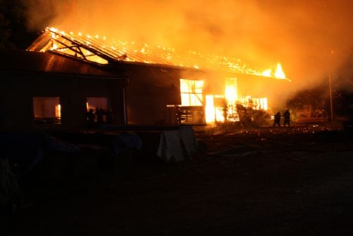 Foto: V Dobřívě  v noci hořela pila, škody půjdou do milionů