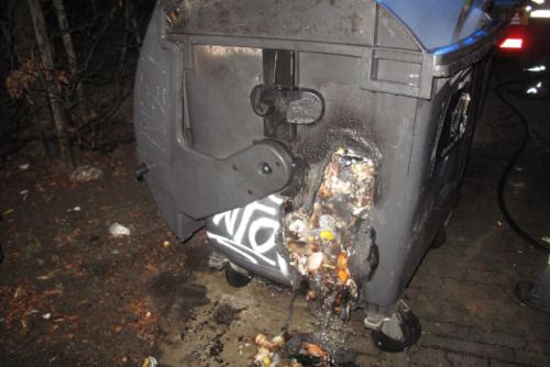 Foto: V Plzni hořely během večera popelnice na dvou místech
