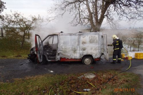 Foto: V Soběticích shořela dodávka topenářské firmy