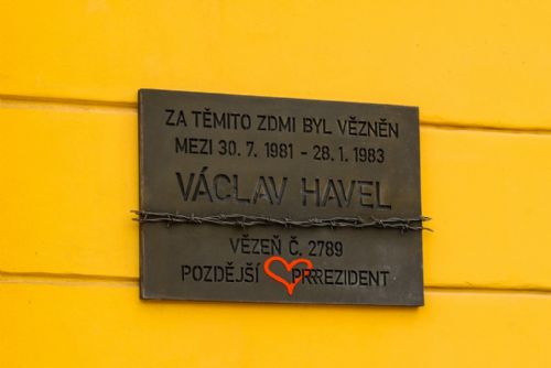 Foto: Václav Havel má v Plzni pamětní desku, je na zdi věznice, v níž strávil 18 měsíců 