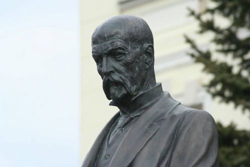 Foto: Ve Skvrňanech ukradli T. G. Masaryka 