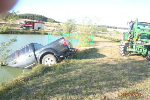 Foto: Ve Štěnovickém Borku tahali hasiči auto z rybníka