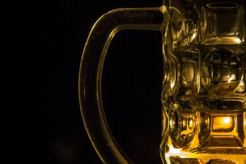 Foto: Viktoriáni Ondra Vaněk a Honza Kopic načepují v úterý fanouškům Gambrinus