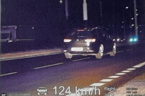 obrázek:19letý řidič se proháněl městem 124km rychlostí