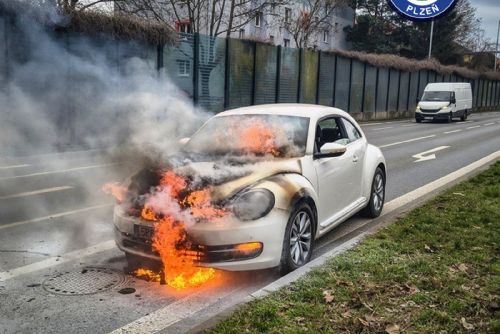 obrázek:Auto vzplálo za jízdy v Sukově ulici