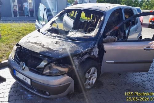 obrázek:Auto začalo hořet přímo u čerpací stanice v Plzni. Řidička stihla utéct včas
