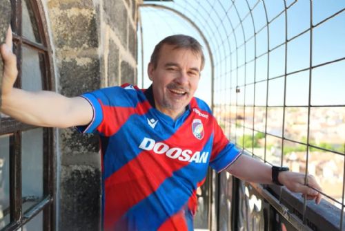 obrázek:Biskup Holub vyběhl věž katedrály za 1:53. Teď vyzývá Plzeňany, aby ho porazili