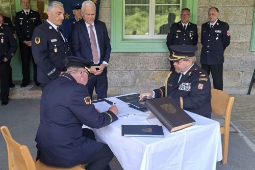 obrázek:Čeští a bavorští hasiči si budou v pohraničí pomáhat rychleji. Nová dohoda má zkrátit zásah