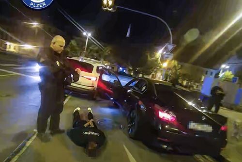 obrázek:Chtěl si vyzkoušet honičku se strážníky. Řidič BMW bez papírů uháněl Plzní 110 km/h