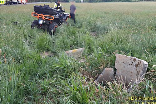 obrázek:Čtyřkolkář na Klatovsku přehlédl betonovou skruž. Po nárazu ho do nemocnice transportoval vrtulník