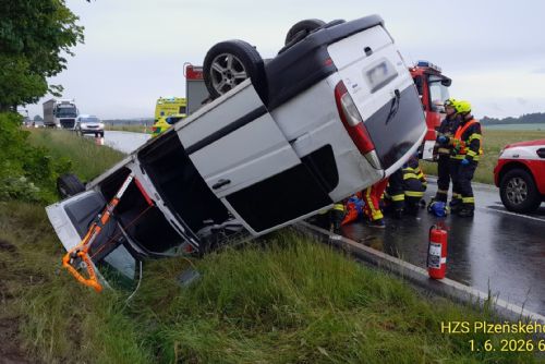 obrázek:Dodávka na Tachovsku narazila do stromu a skončila na střeše. Tři lidé se zranili
