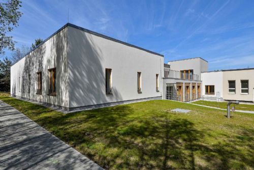 obrázek:Dům proslavený Jakešovým projevem má novou tvář. Plzeň z něj udělala nájemní byty