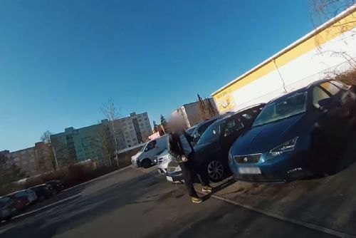 obrázek:Klíče v zapalování spustily na Košutce poplach, muž se do auta dobýval kleštěmi