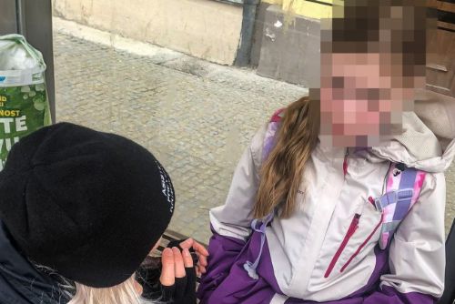 obrázek:Kolaps malé dívky na zastávce Mrakodrap vyděsil okolí. Pomoc přivolali asistenti městské policie