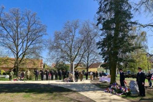 obrázek:Křimice uctily oběti válek i americké letce. Pieta připomněla duben 1945
