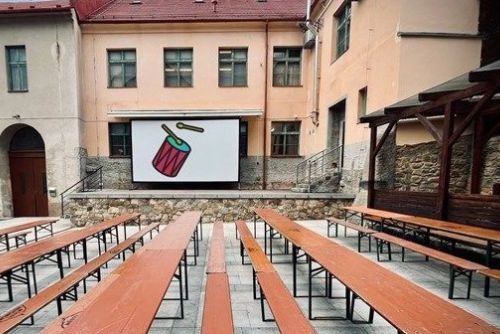 obrázek:Letní kino v Nepomuku přesunuto na nádvoří Městského muzea. Promítá každý srpnový čtvrtek