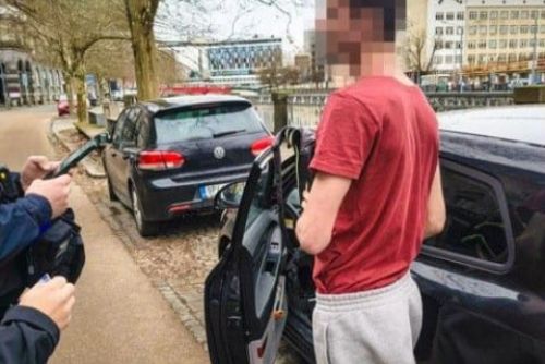 obrázek:Na invalidech stát neměl, za volantem být neměl a drogy před jízdou brát také neměl