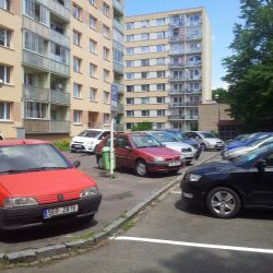 Na Lochotíně roste spor o parkování. Místa pro 400 aut ohrožuje nová výstavba