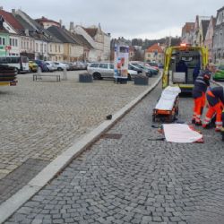 Náklaďák srazil seniora - těžce zraněný muž v nemocnici