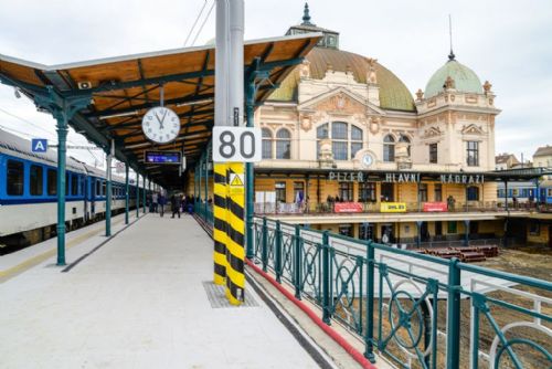 Foto: Nový parkovací dům a autobusový terminál u nádraží