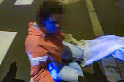 obrázek:O vlásek unikla tragédii - dívka usnula uprostřed tramvajového pásu