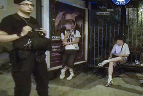 obrázek:Opilí mladiství na zastávce v Plzni. Šestnáctiletý chlapec nadýchal přes dvě promile