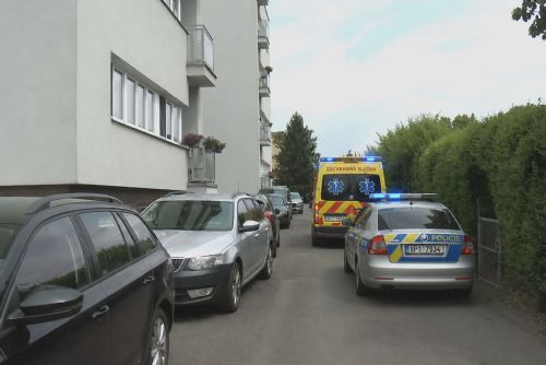 obrázek:Opilý muž s nožem ohrožoval záchranáře v Plzni. Posádka se musela zamknout v pokoji