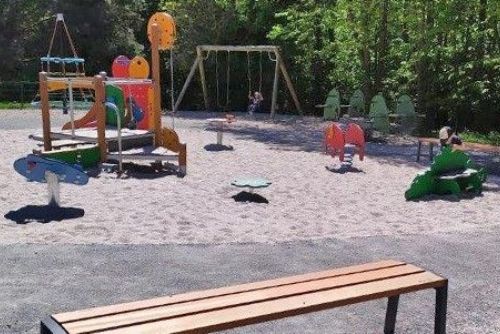 Foto: Plzeň obnovuje dětská hřiště: Nové atrakce v Borském parku za 1,4 mil. Kč