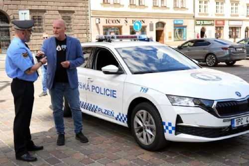 obrázek:Plzeň pořídila pro městskou policii Octavii s kamerovým systémem. Auto posílí dohled u škol a přechodů