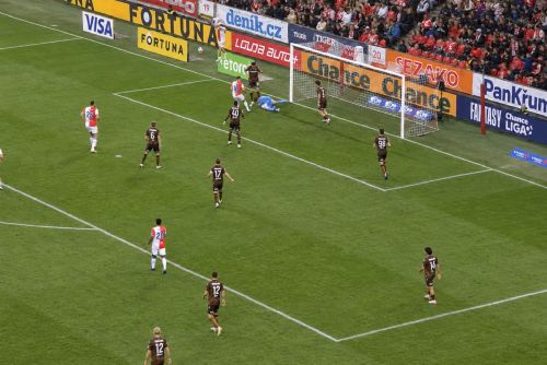 obrázek:Plzeň vedla v Edenu, ale padla v 101. minutě. Chorý rozhodl z opakované penalty