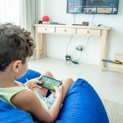 Plzeňský startup bojuje s pomocí AI proti závislosti teenagerů na mobilech