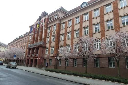 Foto: Policisté z Národní centrály proti organizovanému zločinu zasahují na krajském úřadě