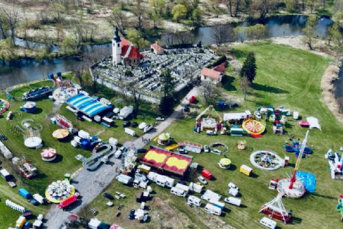 obrázek:Pouť u sv. Jiří v Plzni startuje 17. dubna. Čeká nás 10 dní kolotočů, světel a zábavy