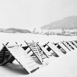 Proč mizí kolem silnic užitečné zásněžky?