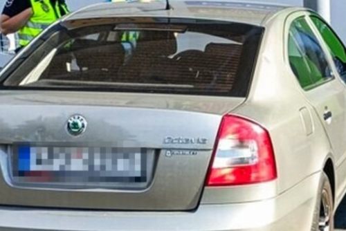 obrázek:Řidič v Plzni zaparkoval na místě pro zdravotně postižené s kopií průkazu. Auto skončilo na odtahu