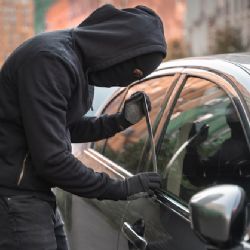 Šel si na policii vyzvednout  trestní oznámení. Cestou vykradl další auto