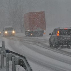 Sníh opět paralyzoval Plzeňský kraj. Od rána desítky nehod, sněžení má pokračovat