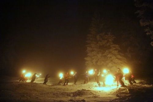 obrázek:Silvestrovský sjezd Špičáku se nakonec uskutečnil pěšky