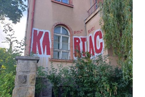 obrázek:Sprejeři řádili napříč Plzní. Za týden poškodili vlaky, domy i lékařskou fakultu