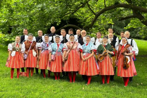 obrázek:Staročeské máje oživí zámek Kozel. Přivezou kroje, muziku i jarní folklor